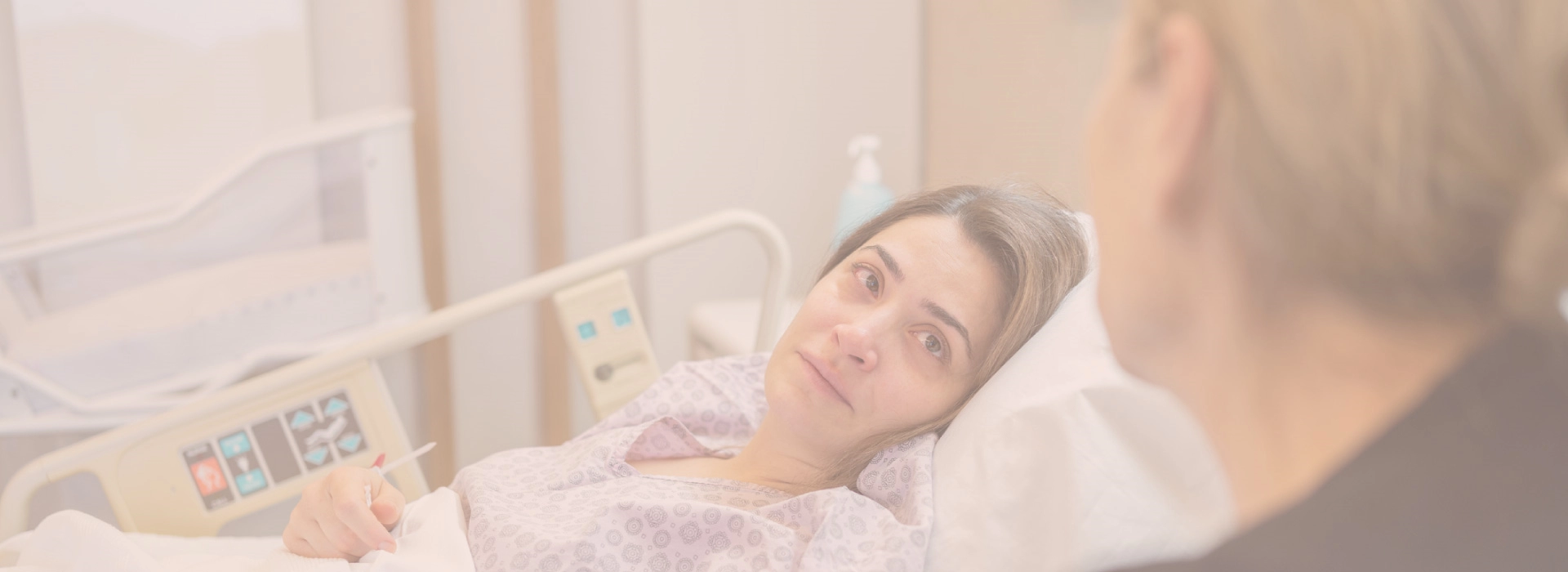kobieta leży w łóżku szpitalnym po zabiegu