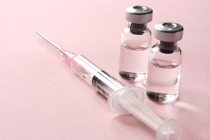 szczepionka na różowym tle